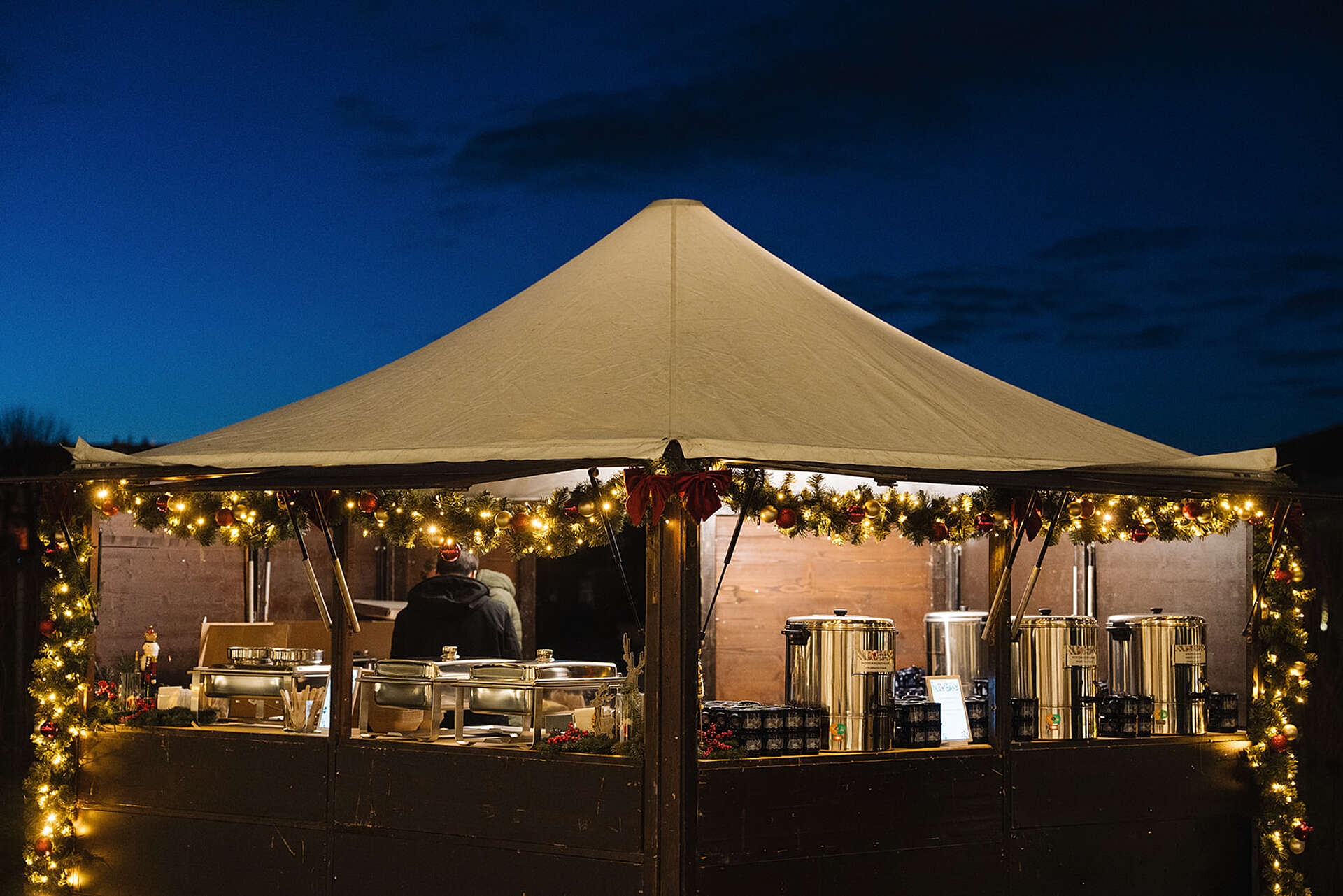 eine weihnachtliche Punschhütte im Orangeriegarten von Schönbrunn