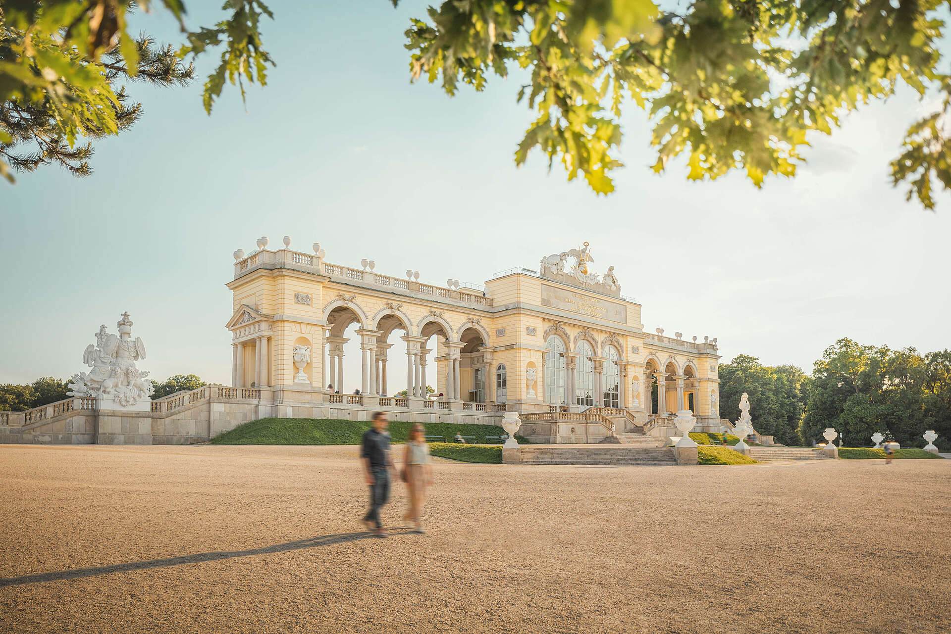 Blick auf Gloriette mit Paar im Vordergrund
