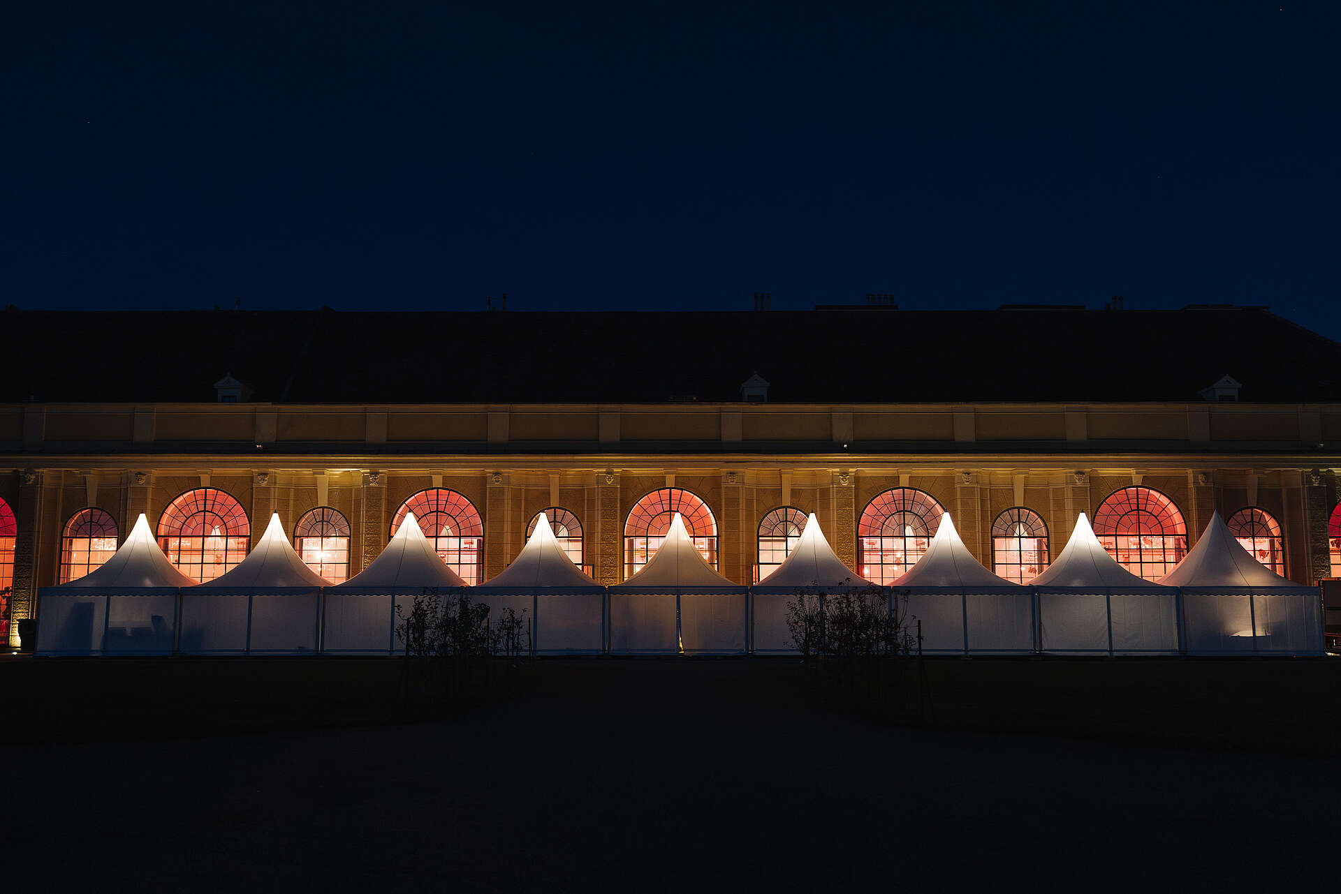 Fassade der Orangerie Schönbrunn bei Nacht