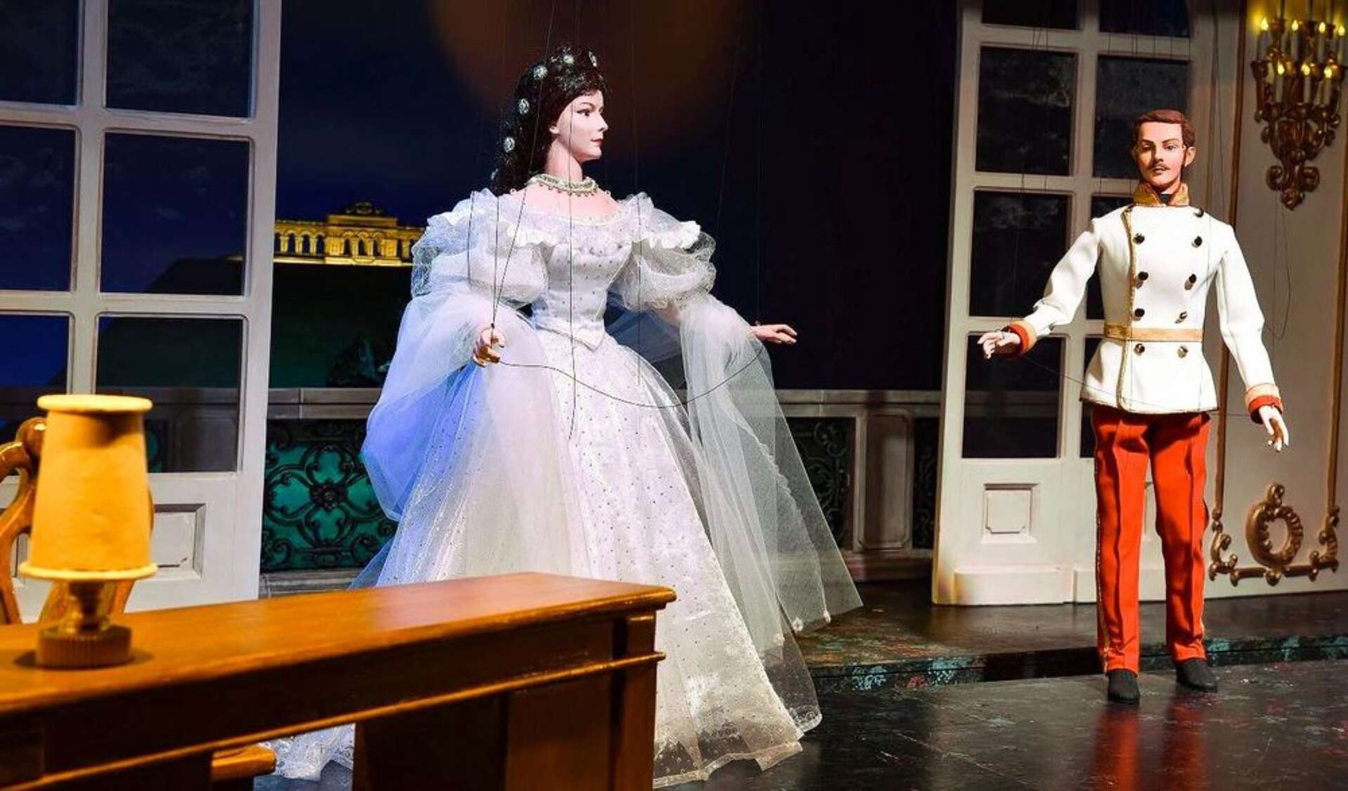 Two marionettes, Sisi and Franz-Joseph, are on stage