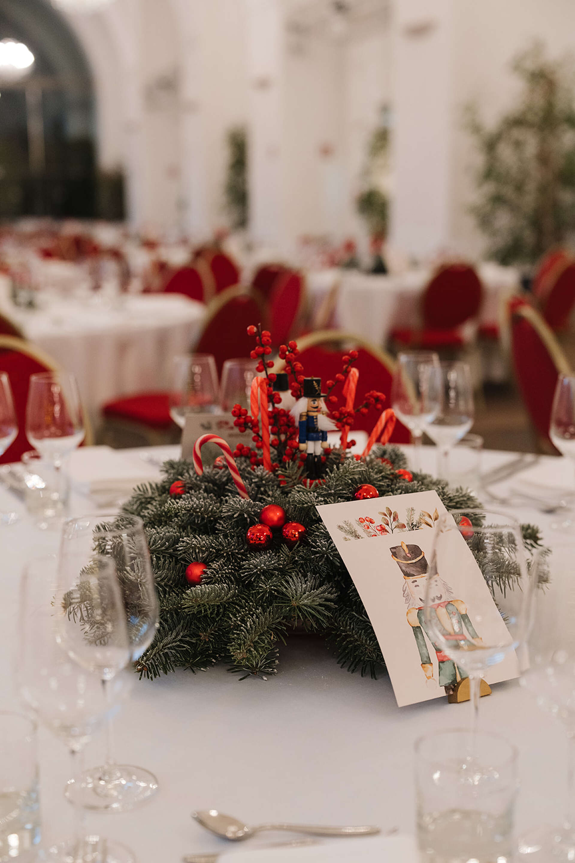Ein Weihnachtsgesteck auf einem Tisch der mit weißem Tischtuch