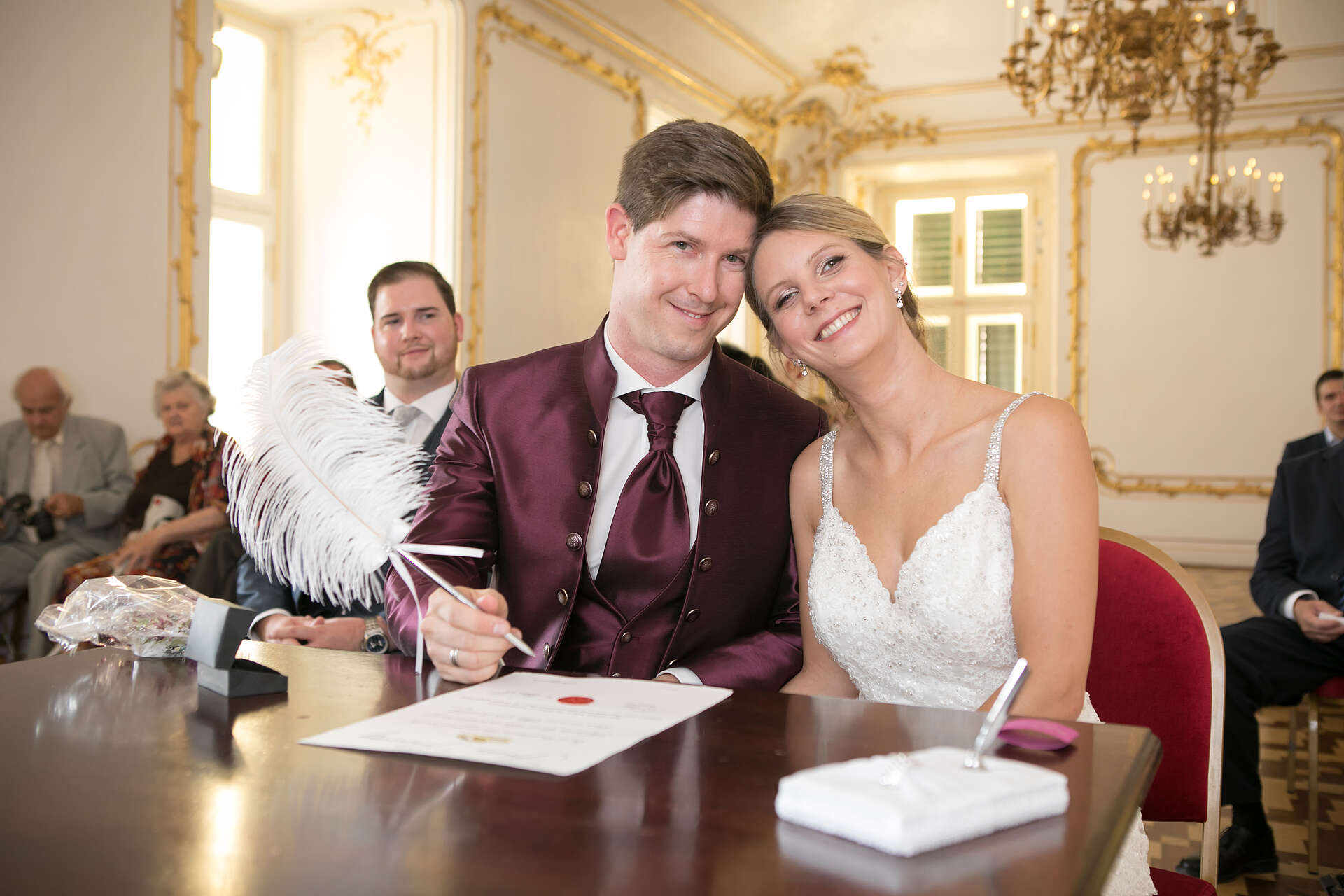 Paar beim Unterschreiben der Hochzeitsurkunde