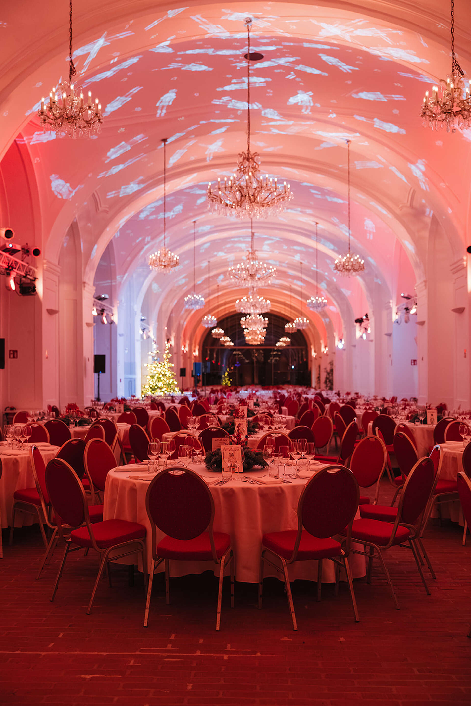 große Kuppelhalle mit Galatischen und roten Stühlen weihnachtlich geschmückt